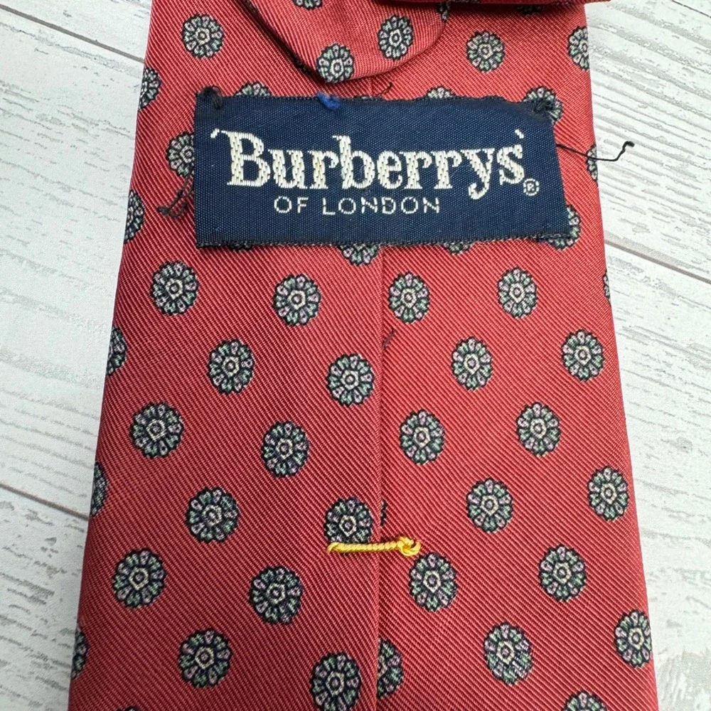 Burberrys of London Silk Blend Red Floral Jacquard Mens‎ Necktie